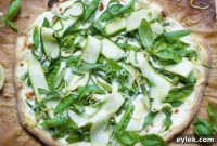 Harvest Greens Bianca Pizza
