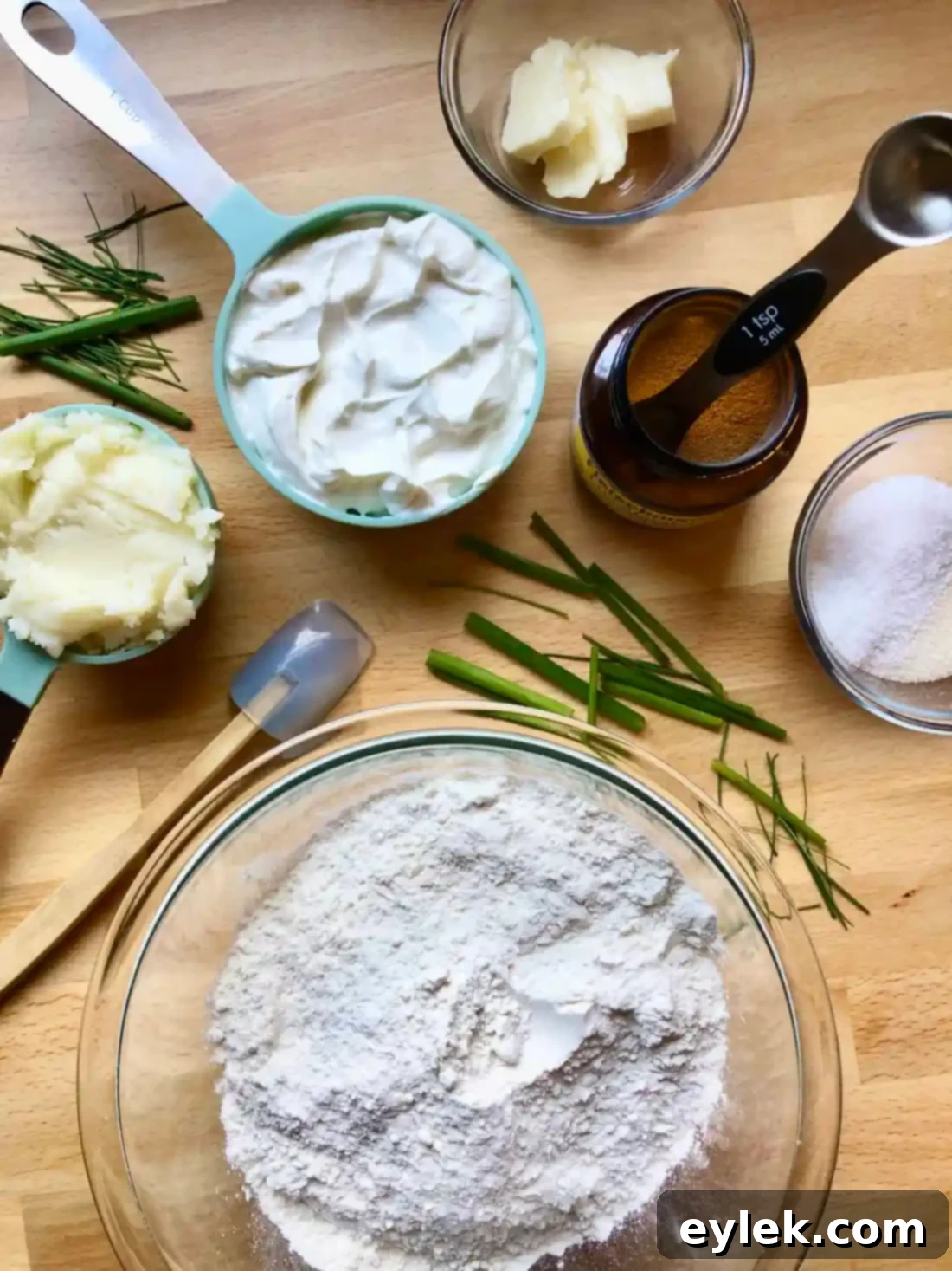 sour cream & chive potato rolls
