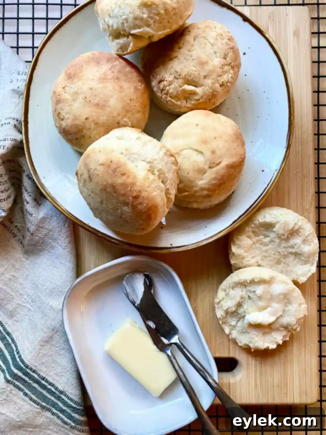 Easy Homemade Buttermilk Biscuits