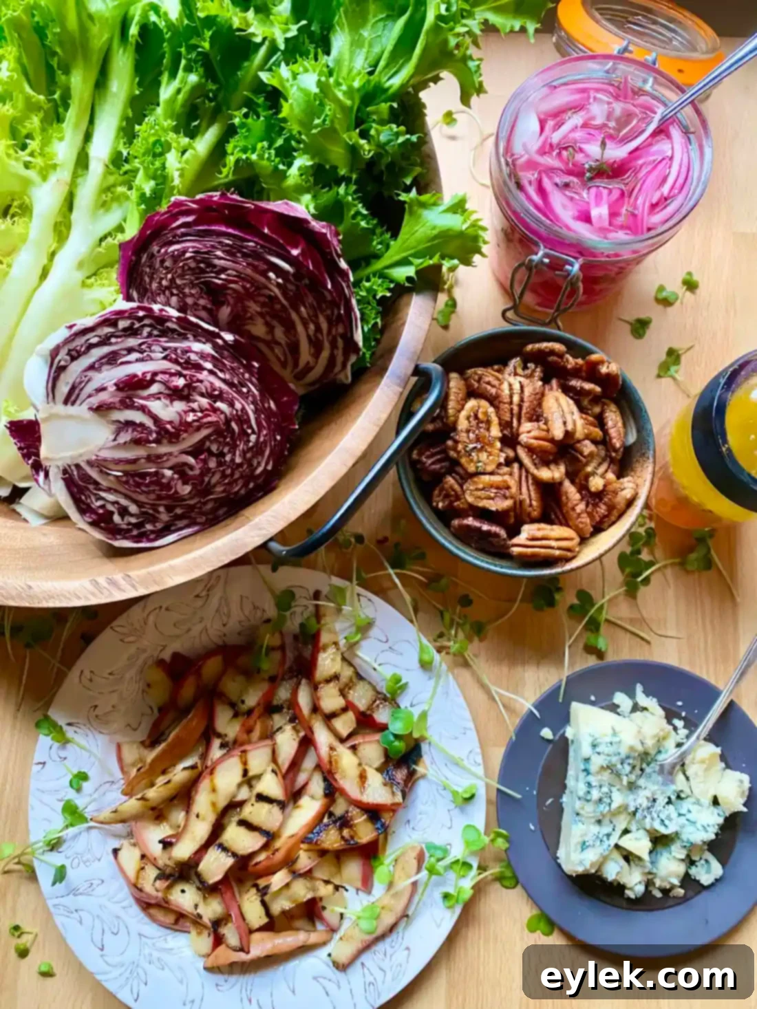 Chicory and Radicchio for Salad with Grilled Pears