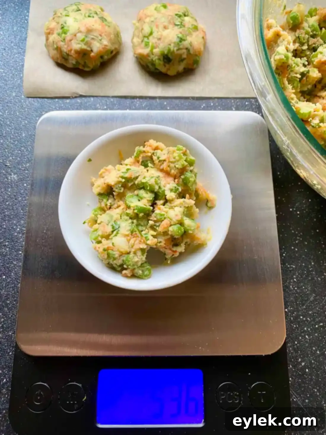 Steamed Crispy-Bottom Veggie Buns - Filling Patties