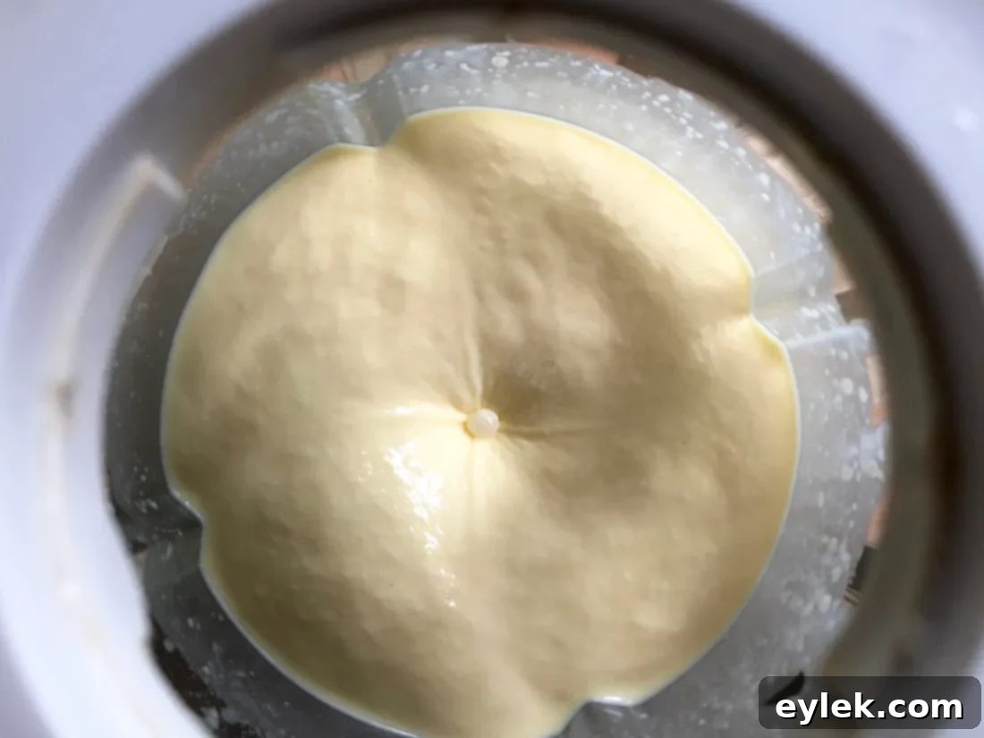 Low-carb crepe cooking in a non-stick pan